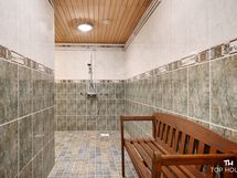 tilava pesuhuone jossa kaksi suihkua