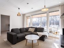 Olohuoneesta on kulku terassille ja toiseen makuuhuoneeseen