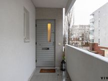 Asunnon sisäänkäynti.