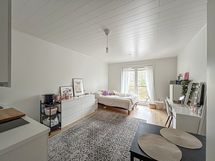 Moderni koti, uudehkolla asuinalueella. Kahden kilomertin säteellä merenranta ja golfkenttä.