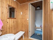 Pukuhuoneen kautta käydään kylpyhuoneeseen.