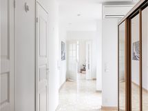 Näkymä eteisestä takkahuoneeseen