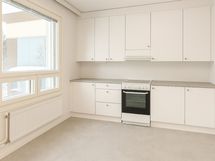 Keittiö on juuri remontoitu. Sopii hyvin ruokailuryhmä.