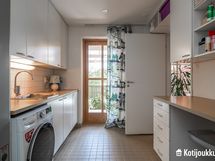 Alakerran kodinhoitohuoneesta suoraan kulku ulos.