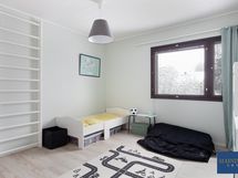 Yläkerran kolmas makuuhuone.