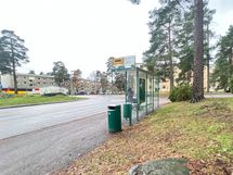 Bussipysäkki on suoraan asunnon vieressä.