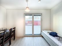 Ensimmäisen kerroksen koti ranskalaisella parvekkeella.