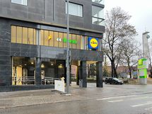 Stockmann ja Lidl ovat vajaan 200 metrin päässä asunnolta.