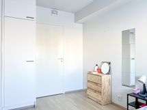 Säilytystilana toimii kookas vaatehuone.