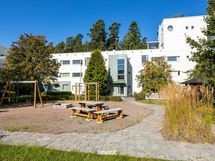Vehreällä sisäpihalla on istutuksia, parikeinu, grilli sekä huvimaja ja pöytäryhmä.