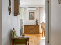 Olohuoneessa ilmalämpöpumppu.