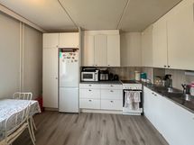 Keittiössä on astianpesukone, jää kuvassa oikeaan reunaan, integroitu kaappiin.