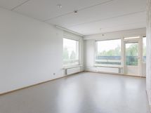 Iso olohuone, josta ikkunanäkymät kahteen ilmansuuntaan