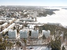 Mereliinen Kivenlahti ja Valpoijun tornitalot edessä