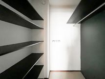 Vaatehuone tarjoaa mukavasti säilytystilaa.