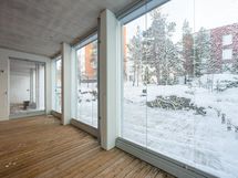 Upea koko asunnon levyinen terassi, joka on osin lasitettu.