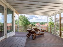 Osan terassista voi myös kattaa