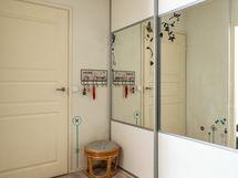 Eteisessä liukuovikaapistot.