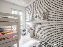 Pienempi makuuhuoneista mukautuu helposti lastenhuoneeksi tai työtilaksi.