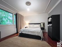 Alakerran iso makuuhuone