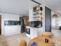 Moderni, uusittu keittiö/ Modernt, förnyat kök
