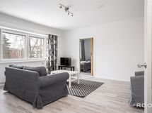 Näkymä olohuoneesta makuuhuoneen suuntaan.