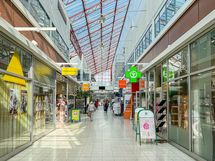 Liikekeskus Ogeli, josta löydät mm. S-marketin, Picknikin ja apteekin, sijaitsee alle 10 min päässä.