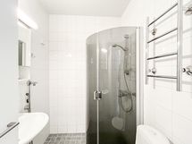 Kylpyhuoneessa on paikka pyykinpesukoneelle. Taloyhtiössä on sauna.