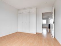 Makuuhuone kaapistolla