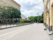 Ratikat ja bussit kulkevat talon edestä ja metrollekin kävelee muutamassa minuutissa.