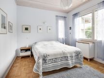 Alakerran makuuhuone