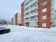 Omalla tontillaan seisovassa yhtiössä ovat isot remontit vielä kaukana. Rakennusvuosi 2017.