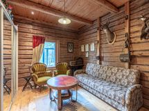 Alakerran makuuhuone/työhuone