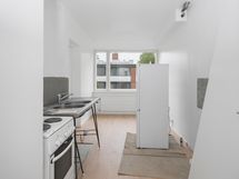 Erillinen keittiö odottaa uusia keittiönkaapistojaan.