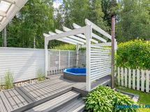 Terassilaudoitus on pintakäsitelty säännöllisesti.