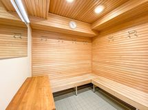 Taloyhtiön saunaosaston pukuhuone.