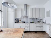 Eteisestä tullaan keittiöön/ Man kommer in till köket från tamburen