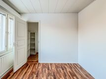 ja tarjoaa säilytystilaa vaatehuoneen muodossa