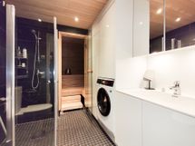 Kylpyhuone ja oma sauna muodostavat tyylikkään kokonaisuuden.