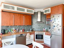 Asunnossa tilava ja valoisa keittiö, jonne sisustaa helposti isompaakin ruokailuryhmää.