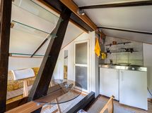 Yläkerran erillinen huone, kulku ulkokautta.