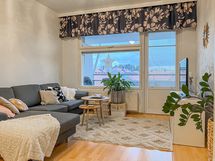 Kolmannen kerroksen viihtyisä asunto omalla saunalla sekä parvekkeella.