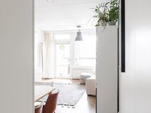 Eteisessä oleva aukko tuo päivänvalon eteiseen.