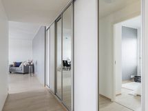 Eteisessä peililiukuovikaapisto