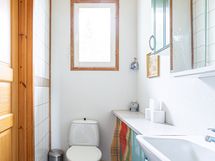 Wc päämakuuhuoneen ja kylpyhuoneen välissä