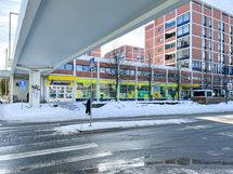 Lähikauppa ja muut palvelut sijaitsevat vain viiden minuutin kävelymatkan päässä asunnolta.