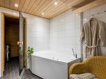 Ensimmäisestä kerroksesta löytyy myös upea spa-tyylinen kylpyhuone saunalla ja poreammeella.