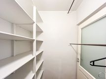 Tilava vaatehuone, jossa on hyvin säilytystilaa vaatteille ja tavaroille.