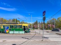 Bussit ja raitiovaunut kulkevat lyhyen kävelymatkan päässä.