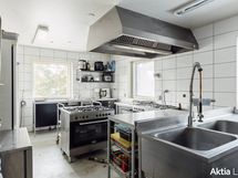 Alakerran ammattitason keittiö